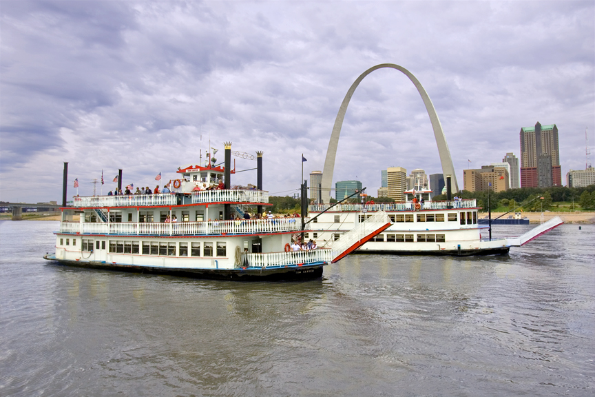 gateway arch & riverboats at the gateway arch