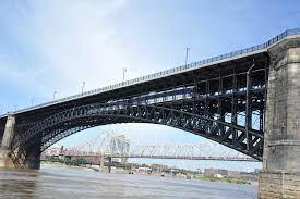 The majestic steel arches that make up the structure of Eads Bridge.